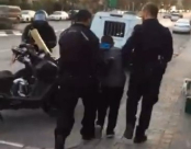  شاهد: الشرطة تعتدي على فتى من مدينة يافا وتقتاده للتحقيق